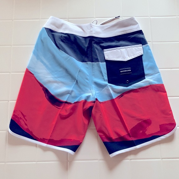 Quiksilver Resin Scallop boardshorts - brand new - Picture 2 of 3